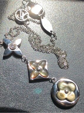 Designer  Inspired gold plated  Flower Pendant Necklace in Silver